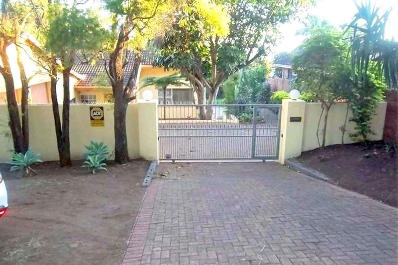 Amazing three bedroom house in a perfect location to Heuweland School! Panorama Empangeni! not Cape