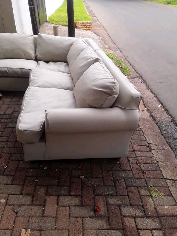 I&#39;m selling couches L shaped