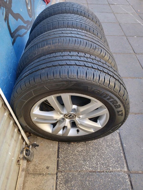 A set of 17inches original VW tiguan mags rim 5x112 PCD with tyres also fit VW golf/ VW caddy