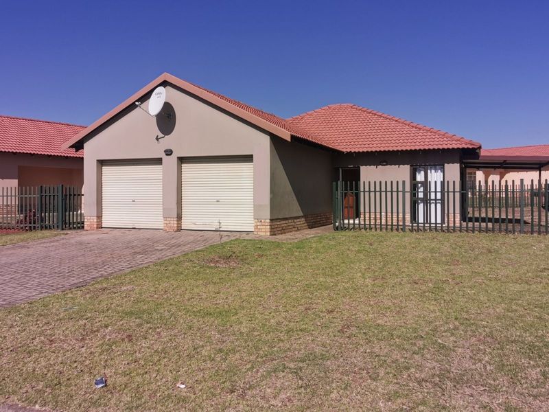 3 Bedroom Gated Estate For Sale in Waterkloof