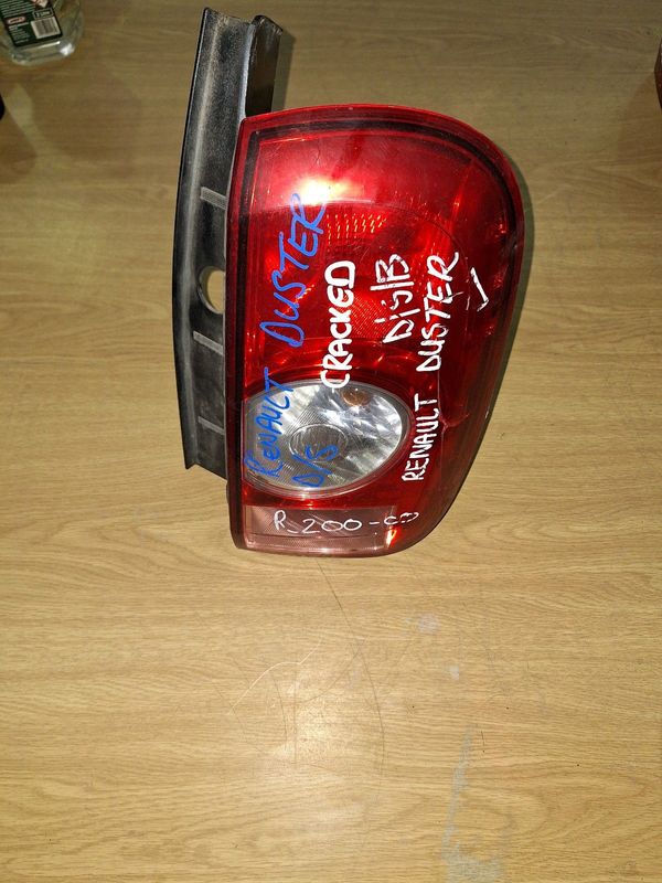 RENAULT DUSTER DRIVERSIDE TAILLIGHT (CRACKED)