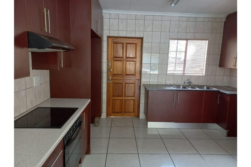 3bed house Rent R8500 Dep R10000
