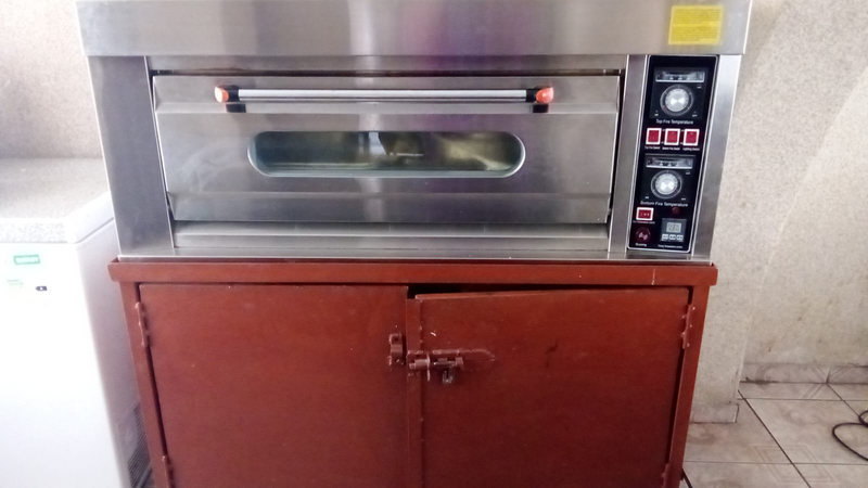 Electric single deck 2 trays commercial oven