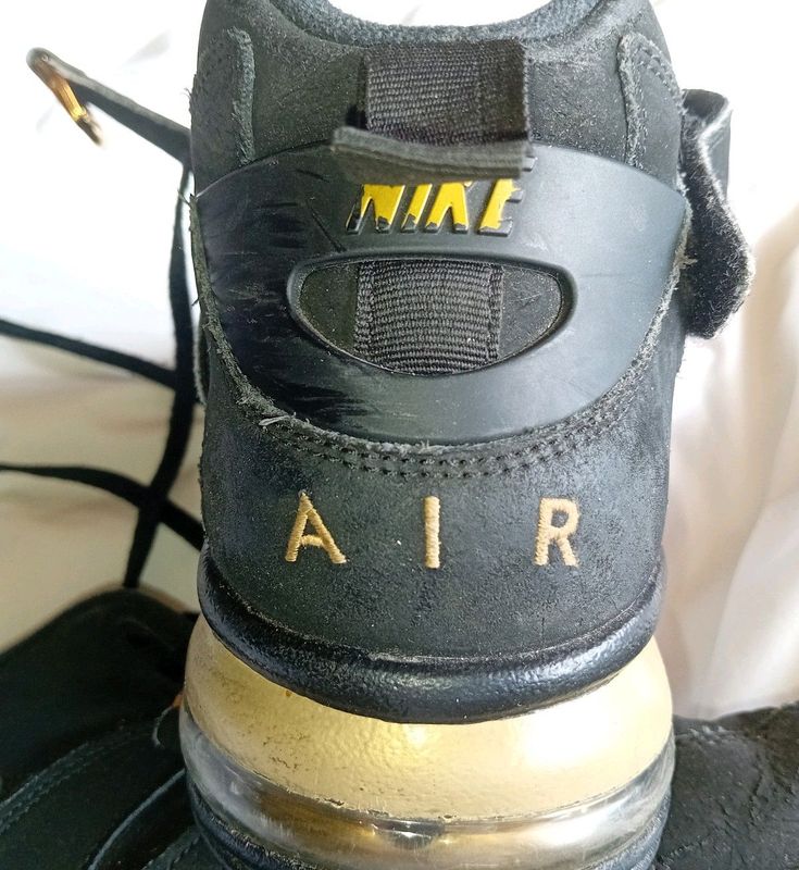 Black suede Charles Barkley Nike Air Sneakers Size 9