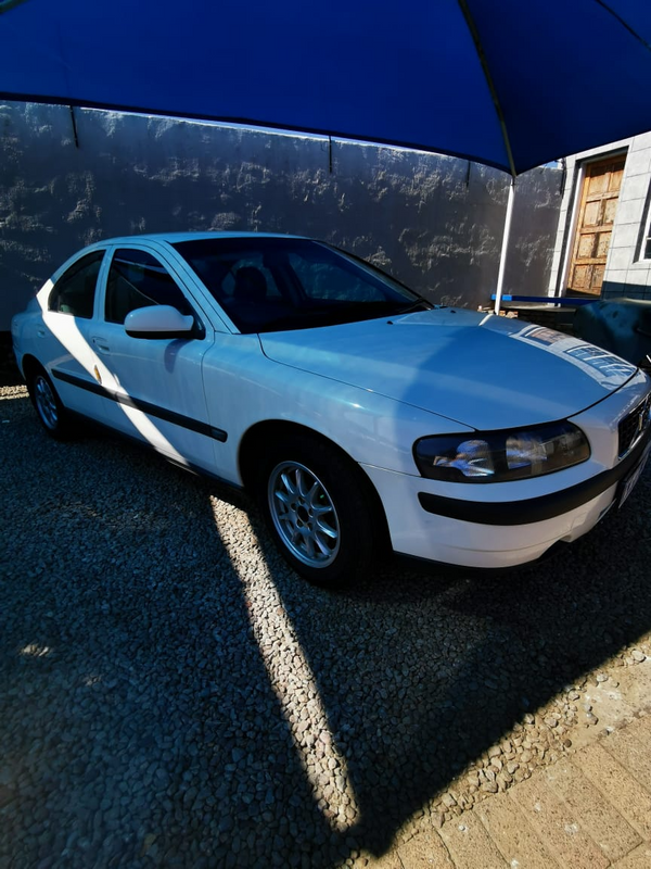 2005 Volvo S60 Sedan 5 speed man.