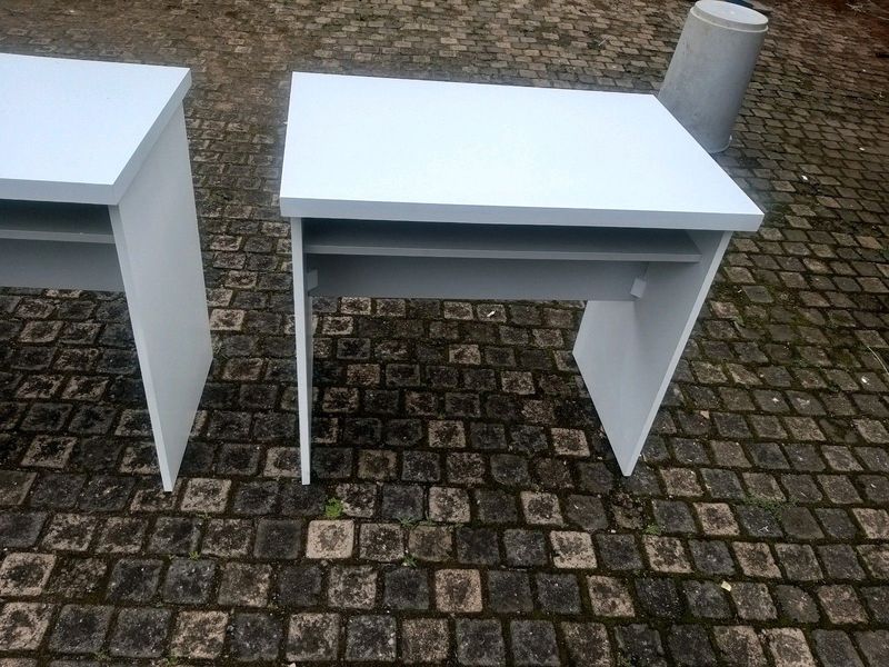 White nail table for small spaces