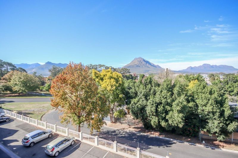 Spacious 2 Bedroom top floor apartment in walking distance to Stellenbosch Central.