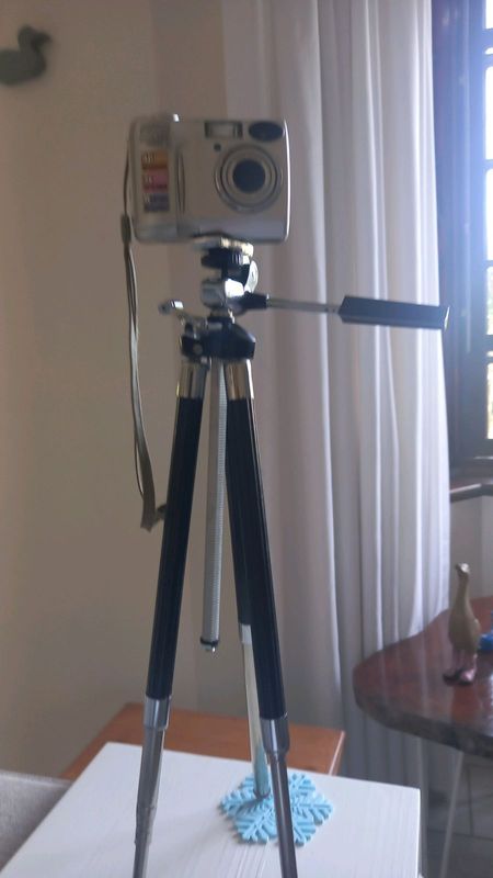 1 xNIKON CAMERA WITH STAND