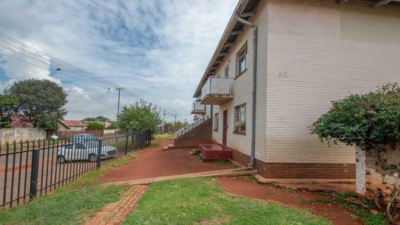 Spacious1-Bedroom Apartment with  Balcony For Sale in Bosmont
