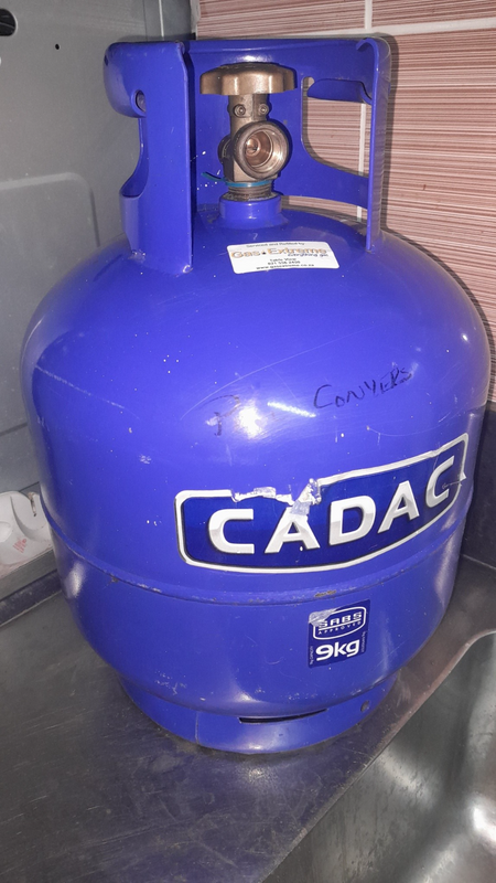 9 KG CADAC GAS BOTTLE AND 2 PLATE STOVE
