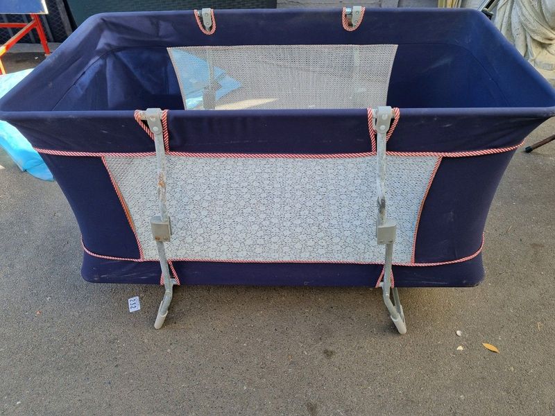Foldable baby camp cot