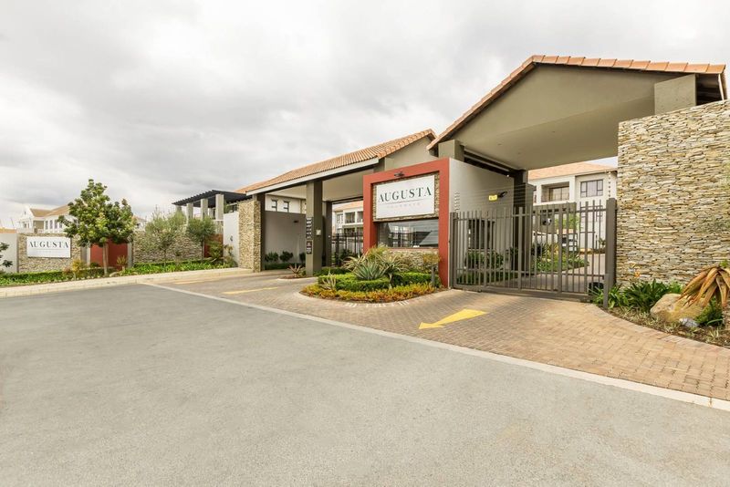 STYLISH TOP FLOOR APARTMENT TO LET IN THE HEART OF FOURWAYS