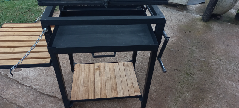 FLIP BRAAI STAND WITH FIRE LEVEL ADJUSTMENT WITH TABLE AND SHELF