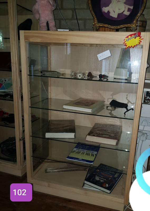 Display Cabinet Freestanding great/ lights everything