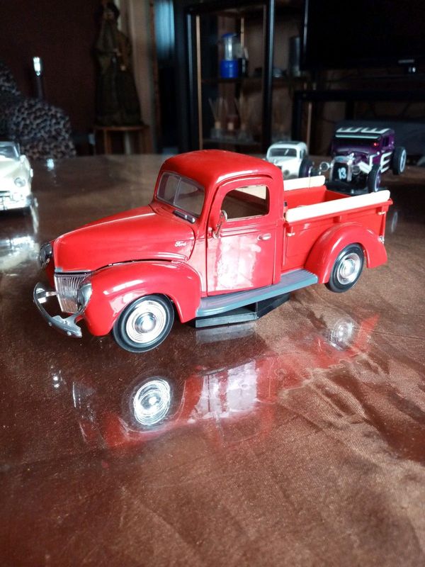 1;24 Die-Cast 40 Ford Pick up for sale R350. Call Paul Cell 0794954164 or W-app me