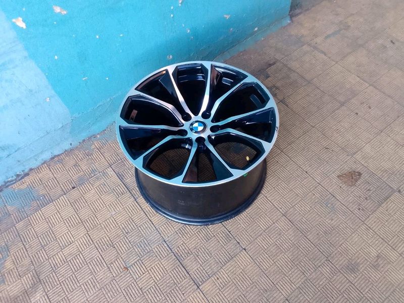 One Single 20inch BMW X5 /X6 rim 5x120 PCD ET37 11J This one rim is in perfect condition no scratch