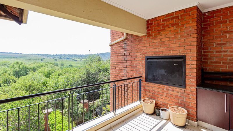 Three Bedroom Apartment for Sale in The Kanyin, Sunninghill