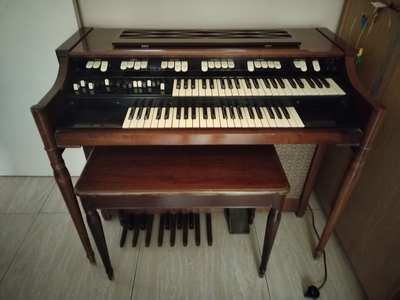 Hammond M100 Organ