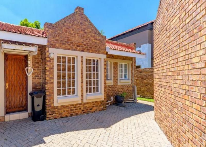 Modern Charm in Greenstone Hill: 2-Bed House