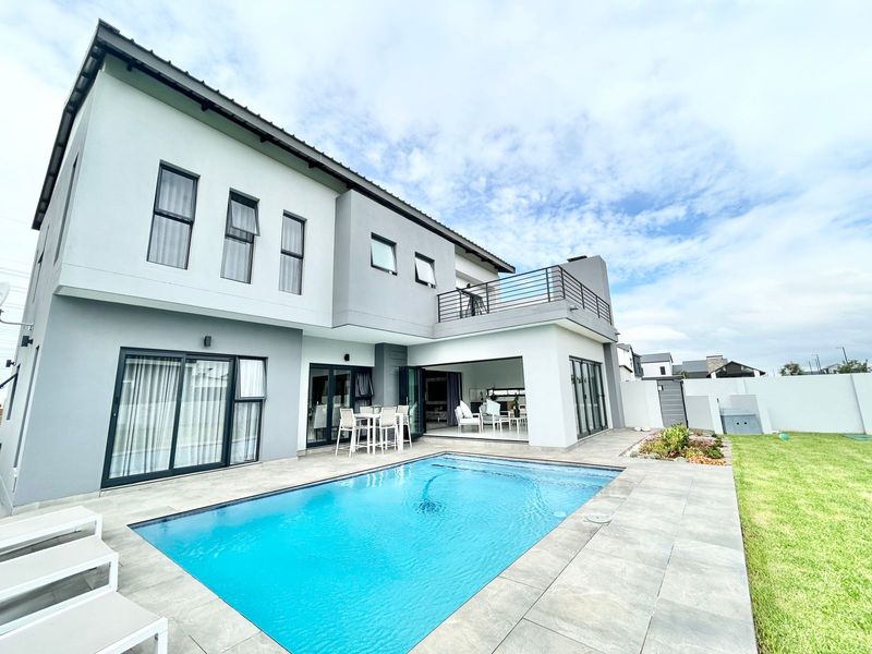 ? Exquisite Family Home with Modern Luxury in Midstream Estate ?