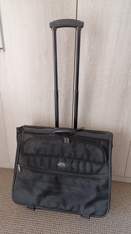 Luggage Case: Samsonite Upright Roller Garment Bag