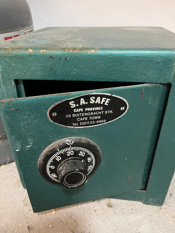 Solid green safe 30x30x30