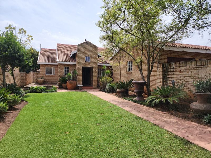 Face-brick Townhouse in Van Der Hoff Park