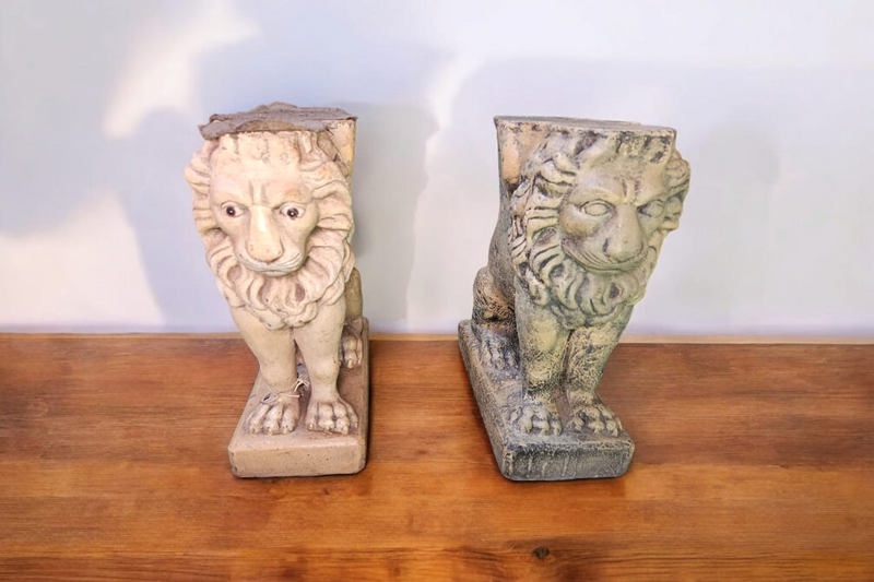 Pair of concrete garden lion decor measuring 43x36x20cm