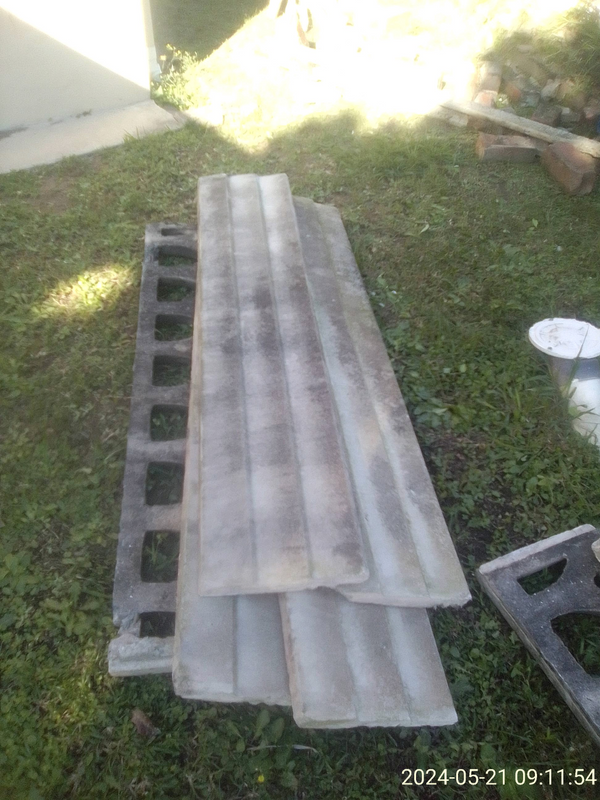 Concrete fencing slabs