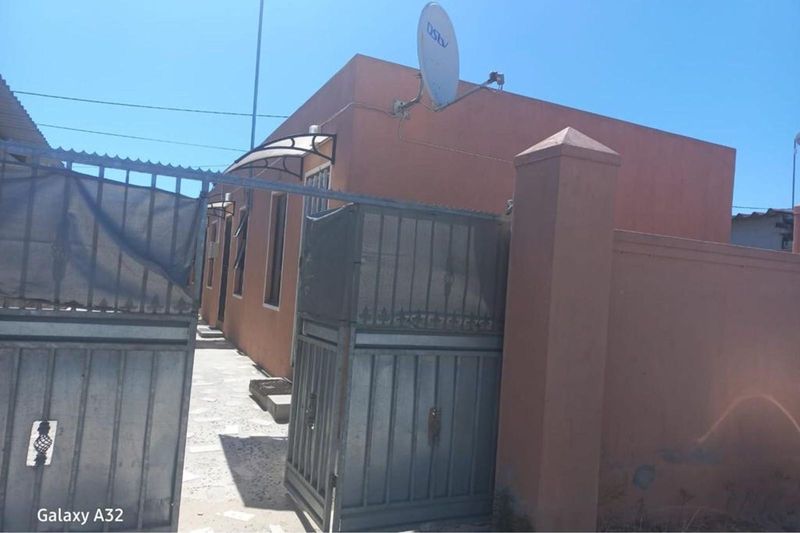 4 Flats in Delft South For Sale; Investment Opportunity!!!!!