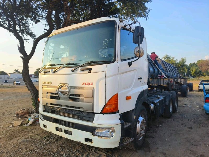 Save Big when you buy this~2005-Hino 700 Double Diff with 450hp