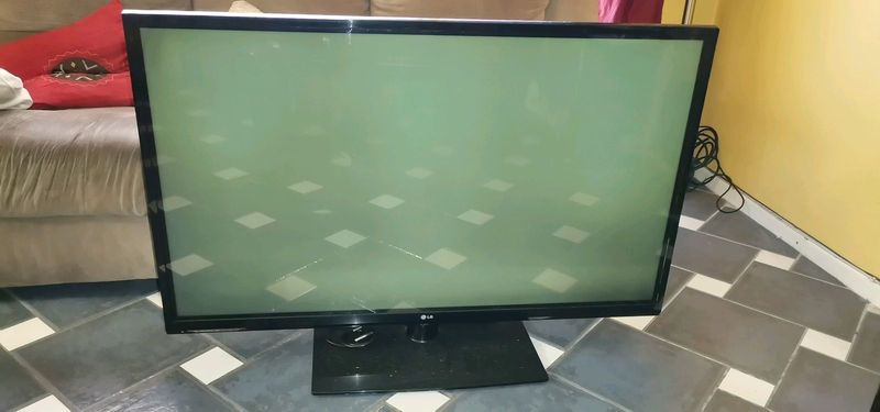 Flat screen TV 50 inch for sale with remote
