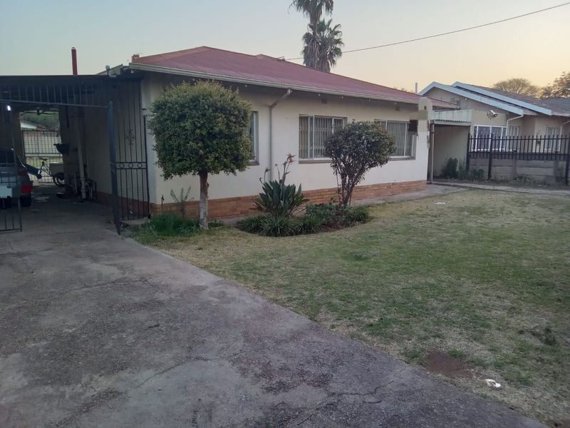 A very spacious 3 Bedroom house for sale at Silverton