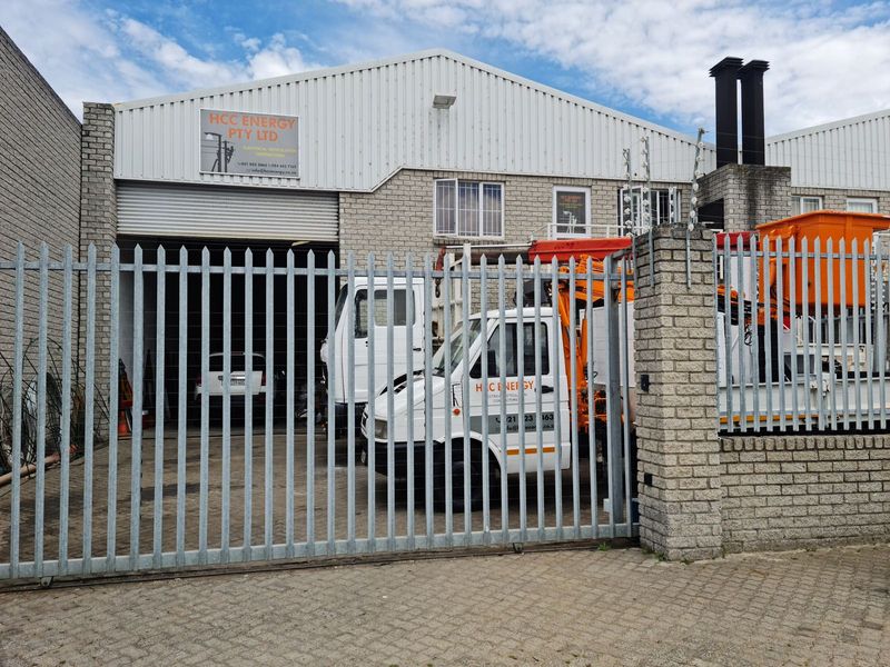 312m2 Factory / Warehouse with small Yard Space TO LET in Saxenburg Park &#64; only R20000 &#43; vat