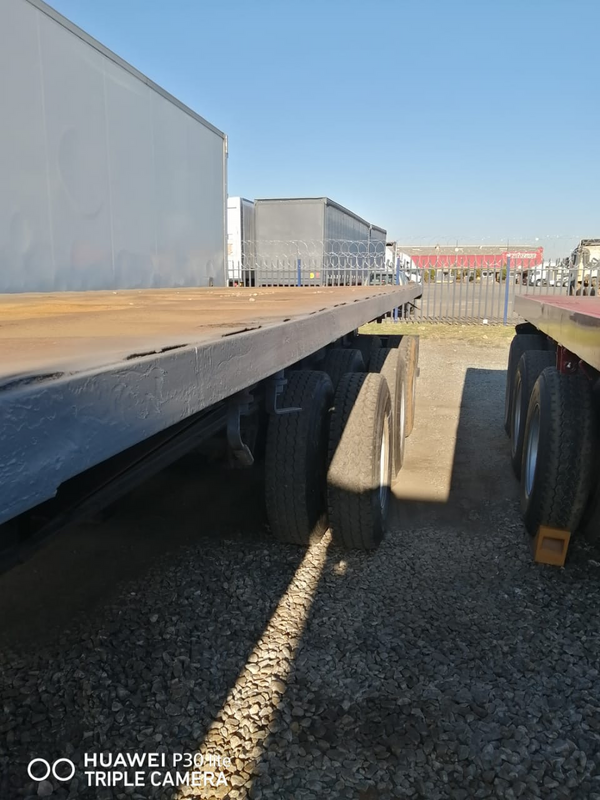 2005 - Bahrain 13.5m Tri Axle Flat Deck Trailer for sale - clean and ready for