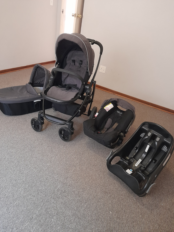 Baby Stroller,  Car seat  and Bassinet (Graco  Evo Trio 3 i n 1.) R1800 neg.