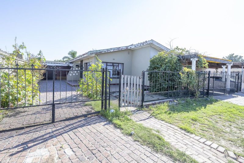 Spacious 4 Bedroom Home with 1 Kitchen &amp; 2.5 Bathrooms for Sale in Kraaifontein!