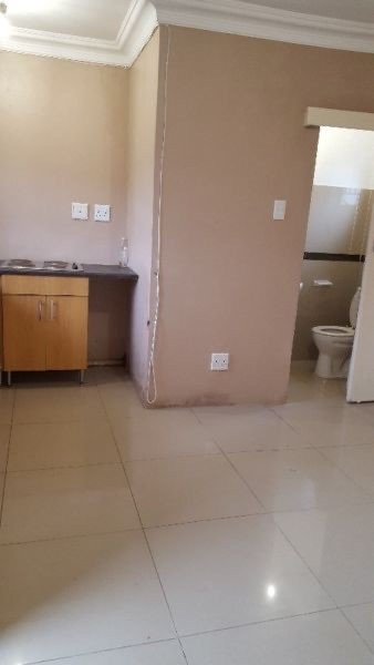 bachelor studio unit to rent - Umlazi R-section R2500