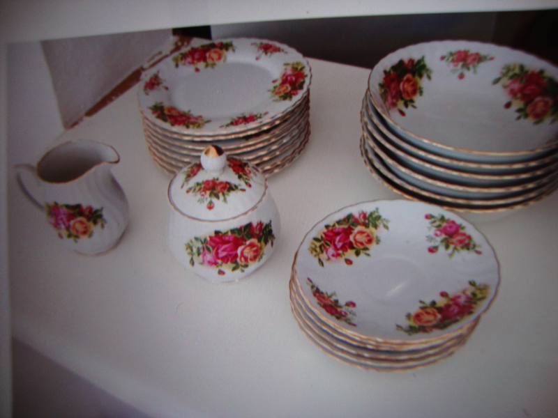 DINNER SERVICE - ROYAL CHINA - ENGLISH ROSE PATTERN