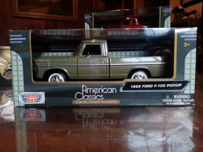 1;24 Die-Cast 69 Ford F100 hiPickup for sale R400. Call Paul Cell 0794954164 or W-app me.