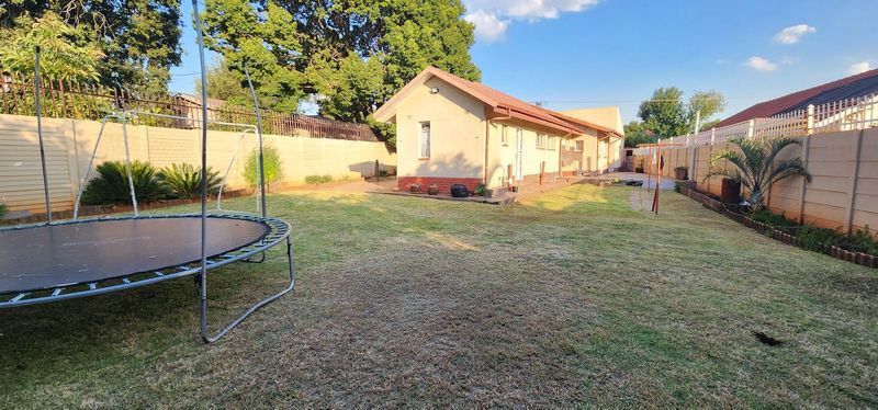 COMFORTABLE &amp; AFFORDABLE HOME ON A SPACIOUS  FAMILY HOME IN A PRIME LOCATION! CENTURION!