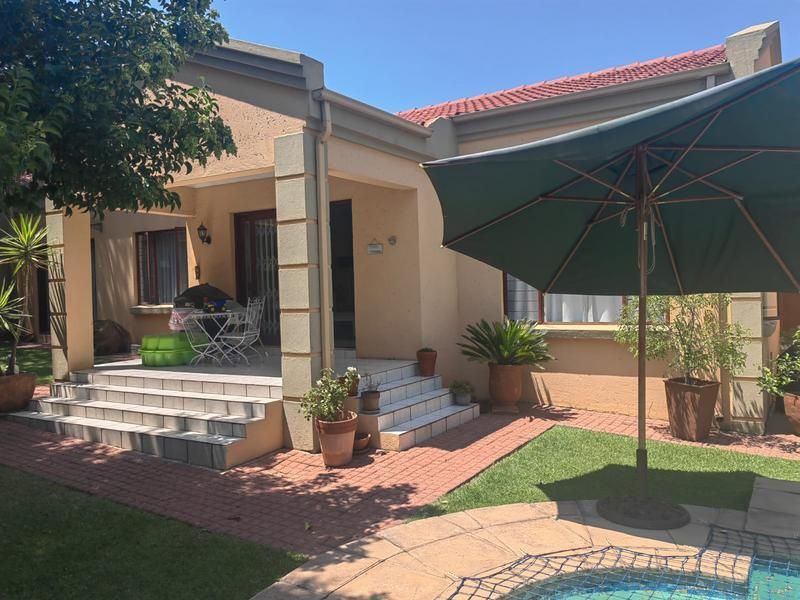 3 Bedroom 2 Bathrooms House for Sale in Villa Theresa Estate , Douglasdale in Milford Road