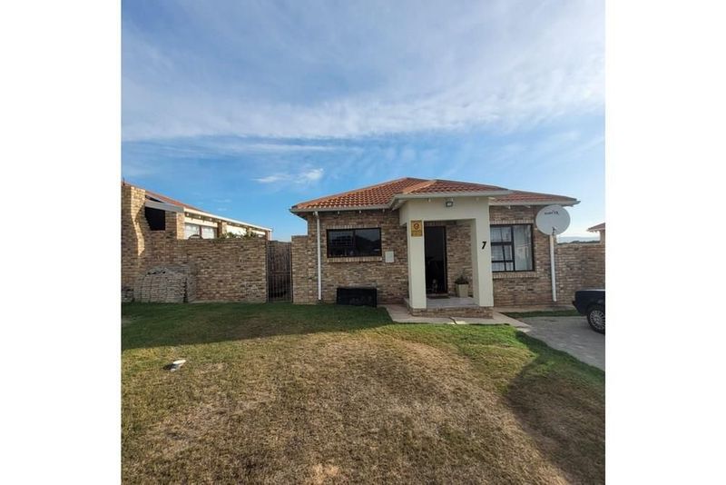 2 bedroom townhouse for sale in Despatch/ Eastern cape