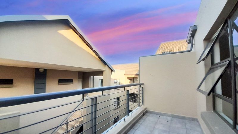 Apartment For Sale in Ruimsig, Roodepoort
