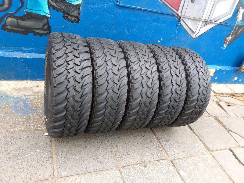 Set of 5x265/75R16 bridgestone dueler m t mud terian tyres this tyres are in perfect condition