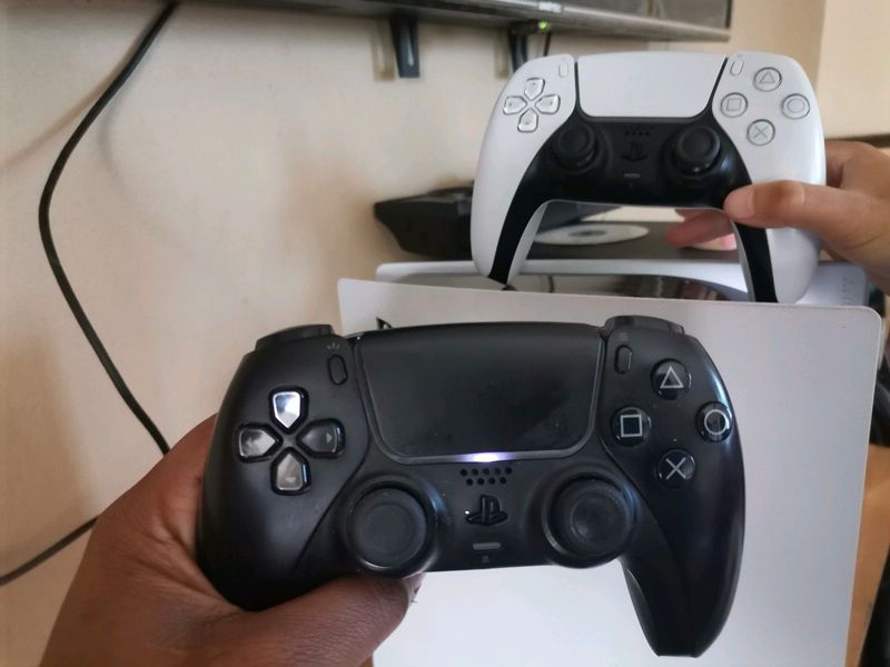 Ps5 console with 2 original controllers