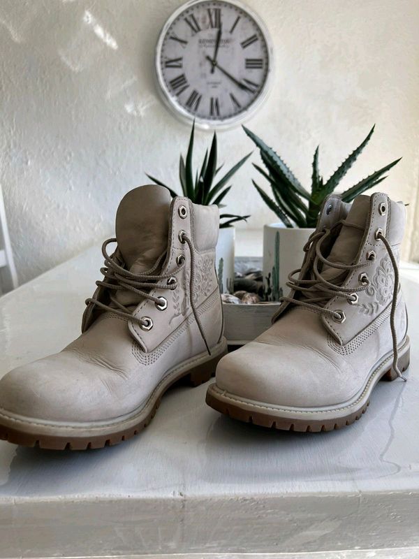 Real Timberland Woman&#39;s Boots for sale: