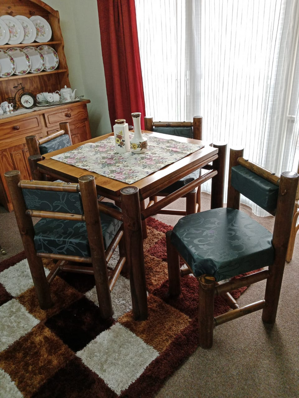 Kombuis tafel met vier stoele