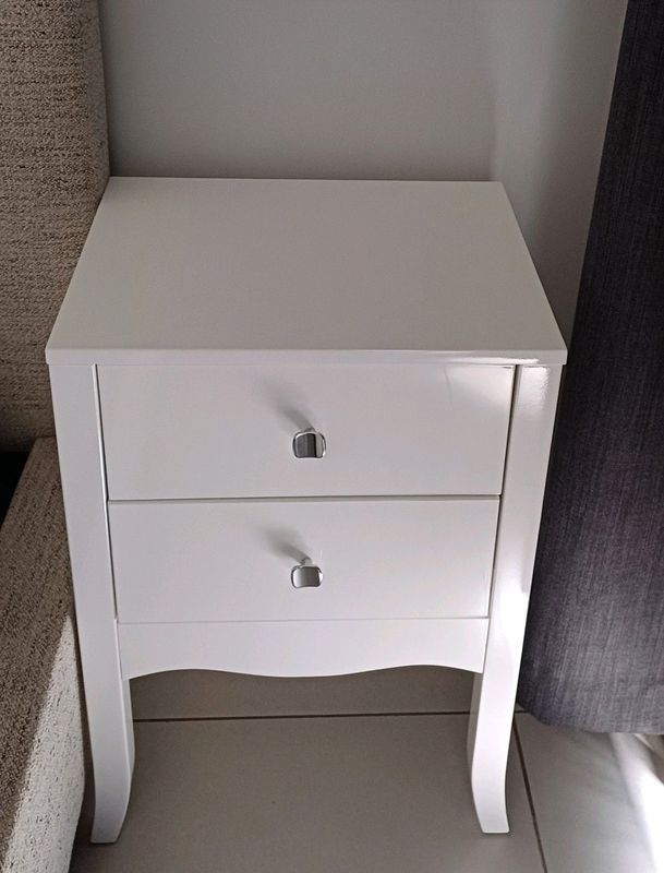 Beautiful 2 side bed drawers is for sale in Sandton, 0848 120008.