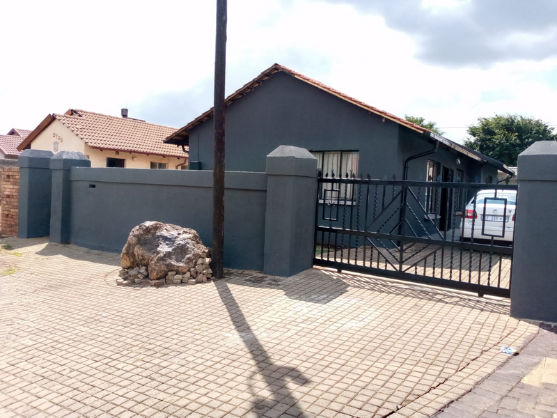 A BEAUTIFUL 3 BEDROOM HOUSE FOR SALE IN PROTEA GLEN EXT3-CASH BUYERS ONLY.
